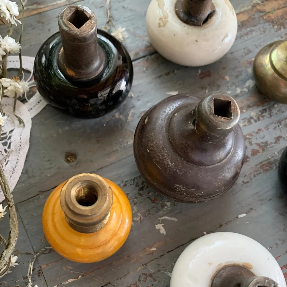 ANTIQUE PORCELAIN & BRASS DOOR KNOBS - Picture 6 of 9